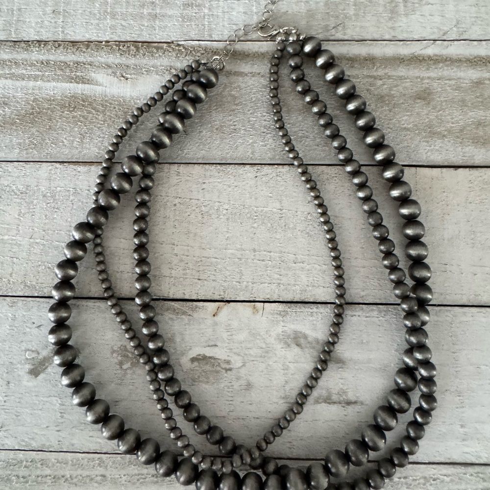 Elegant Silver Beaded Jewelry Set - Picture 6 of 7